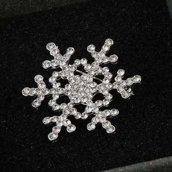 2017 Nova Elegantan Broš u obliku pahuljice od srebrne цинкового legure s kristalima za žene, darove s ovratnika