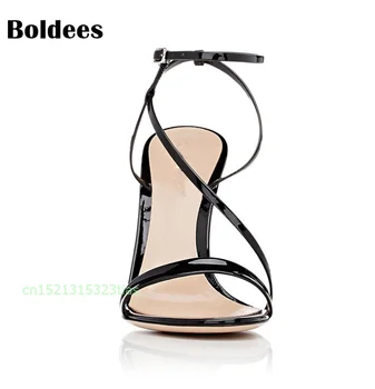 Kratak sandale od lakirane kože crnog zlata na visokim petama, žene ljetne cipele s remenom na щиколотке, ženske sandale s otvorenim vrhom