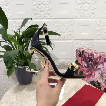 Ljetne dnevne dizajner ženske seksualne trendy ženske cipele od crne kože sa zlatnim lancem na visoke štikle s remenčićima, plitke kolaž sandale