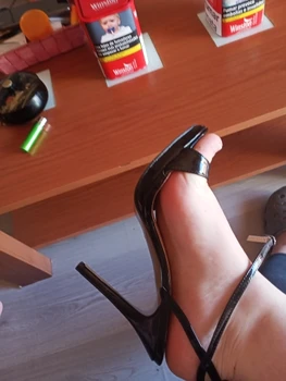 Sandale na visoku petu na ukosnica Seksi ženske sandale večernje sandale na petu s otvorenim vrhom Remen na щиколотке Crne lakirane ženske cipele YJ0640ASL-a