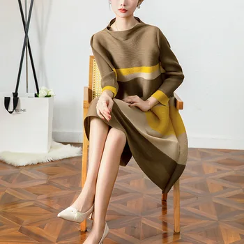 Иссей Мияке dizajner ženske nabrane jesensko-zimske nove, elegantne linije sa rol-bar suknju srednje dužine slobodnog donja suknja